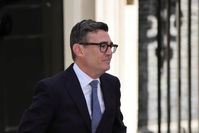 Le Premier ministre britannique Andy Burnham devant Downing Street
