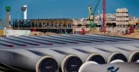 Des rangées de composants d'éoliennes bordent le quai du Havre, en France.