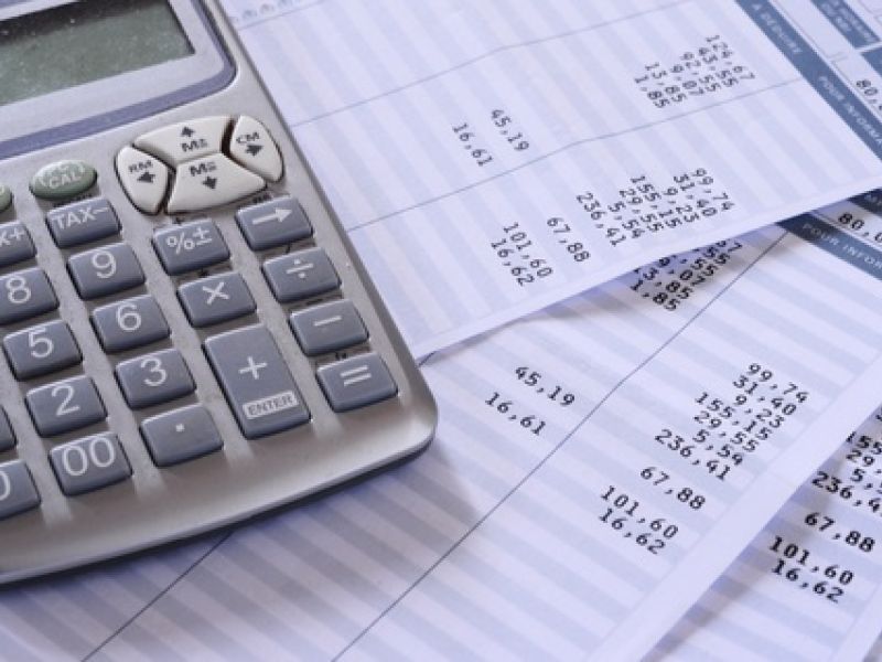 How does the payroll system work in France?