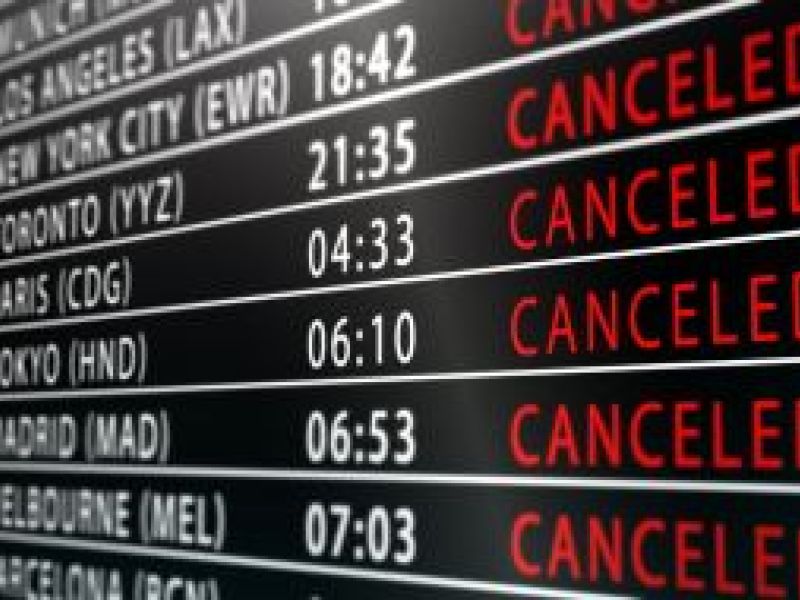Tableau des départs de l'aéroport affichant des vols annulés