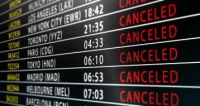 Tableau des départs de l'aéroport affichant des vols annulés