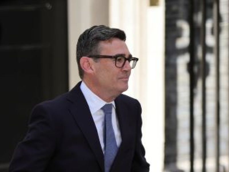 Le Premier ministre britannique Andy Burnham devant Downing Street