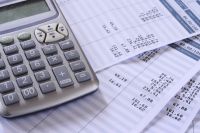 How does the payroll system work in France?
