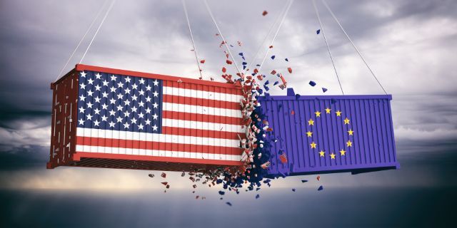 Deux conteneurs maritimes – l'un arborant le drapeau américain, l'autre le drapeau européen – s'entrechoquent en plein vol.