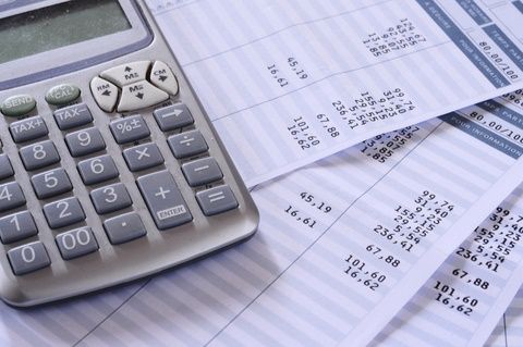 How does the payroll system work in France?