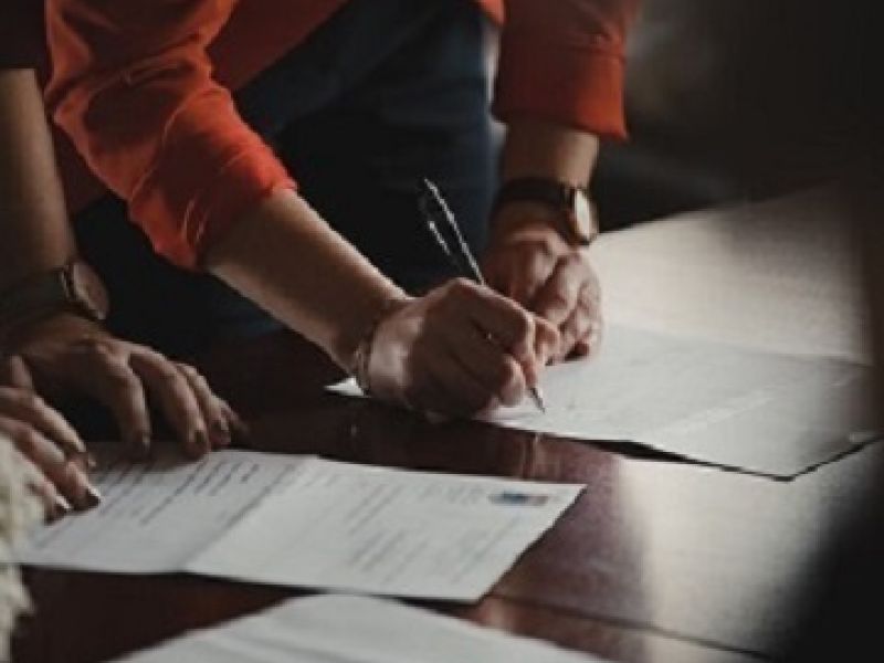 How do I correct an error on French legal documents?